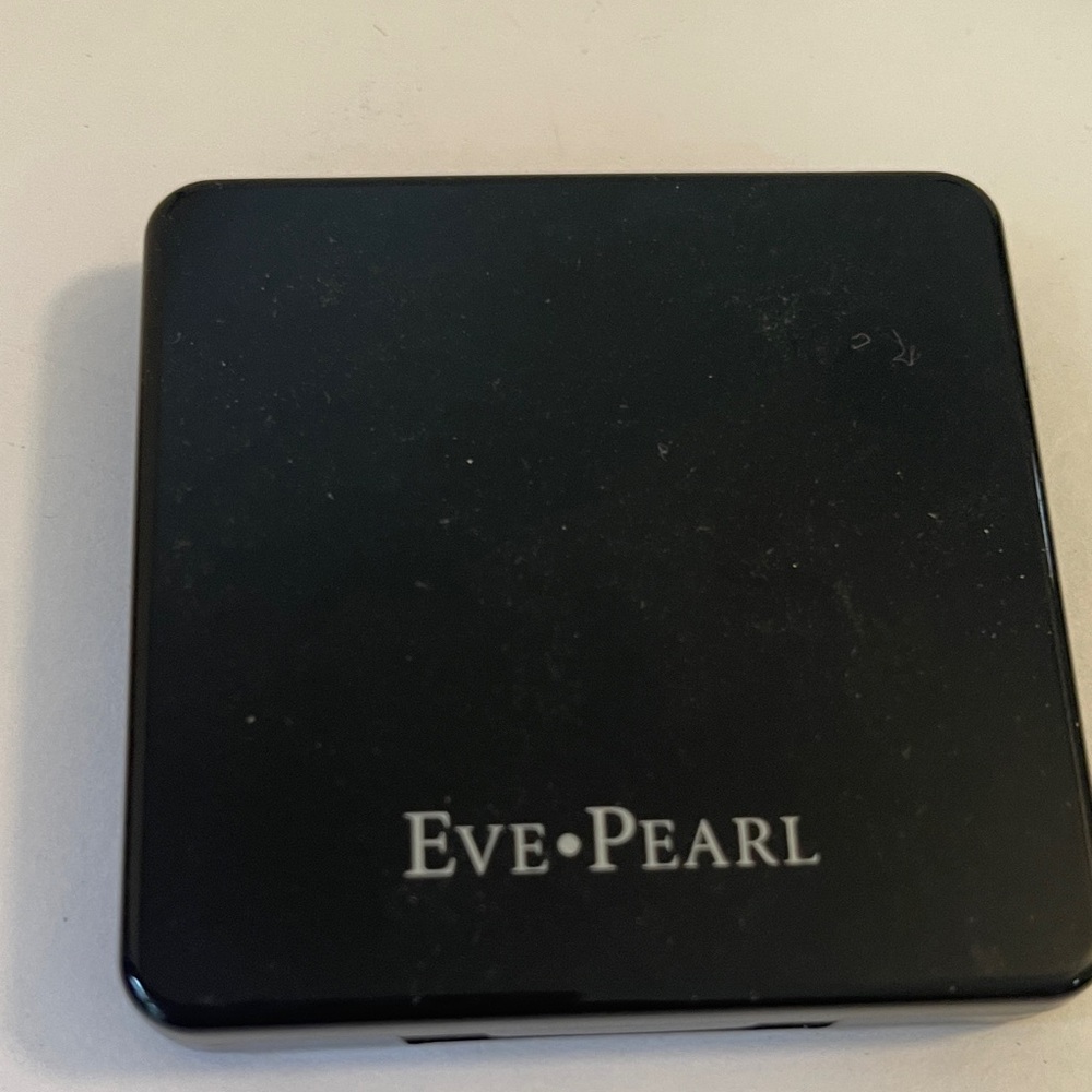 EVE PEARL COMPACT W/ THREE BLUSHES NWOT (never used)